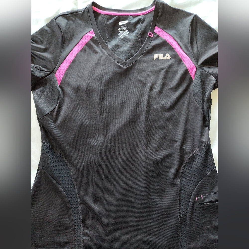 FILA Sport Ladies Pullover Blouse. Size Large. Short Sleeves.